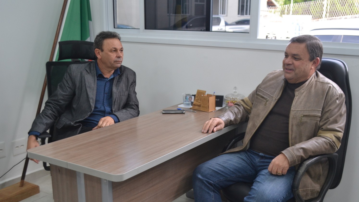 Em visita a cidade, deputado vistoria rua recém-recapeada no Kemel